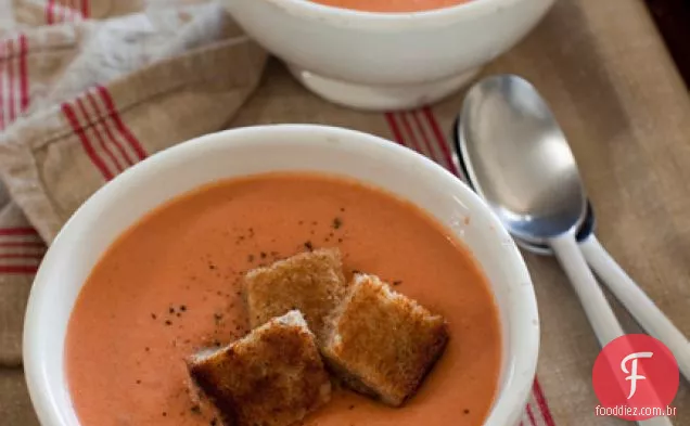 Sopa De Tomate Com Croutons De Queijo Grelhado