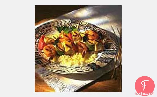 Camarão Dijon e espetos de frango