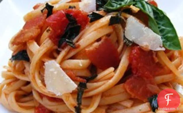 Bacon salpicado e tomate Linguine