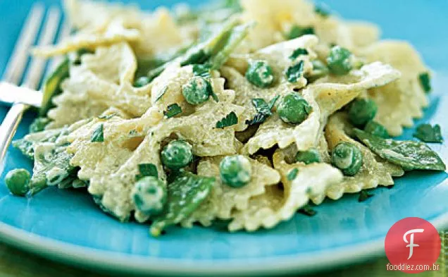 Salada de macarrão verde e branco