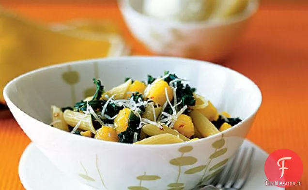 Bolota de abóbora e couve sobre Penne