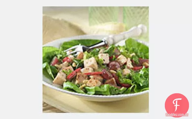 Salada cremosa de frango com sementes de papoula e pinhão