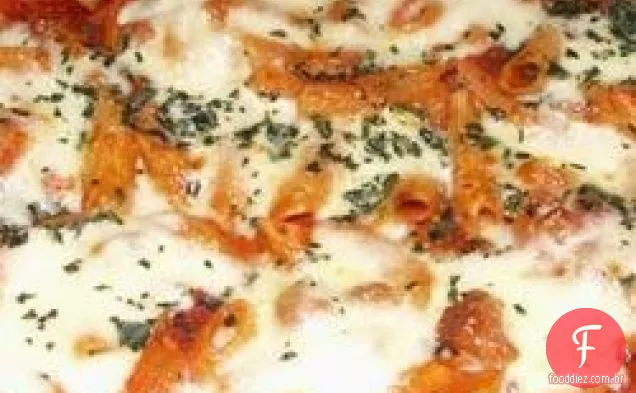 Penne assado com salsicha italiana