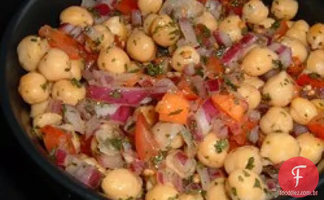 Salada de grão de bico com cebola roxa e tomate