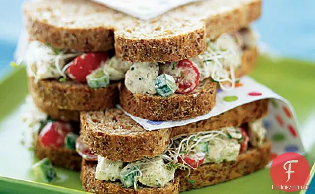 Sanduíches De Salada De Frango Com Pesto