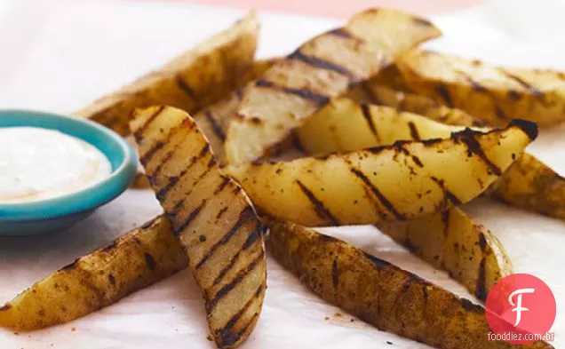Batatas fritas grelhadas com molho picante de queijo azul