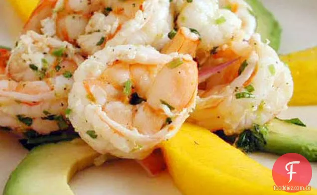 Salada de camarão com manga e abacate