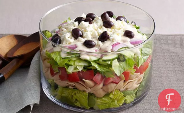 Salada grega em camadas para uma multidão