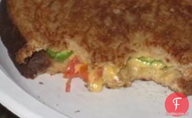 Queijo grelhado com tomate, pimentão e manjericão