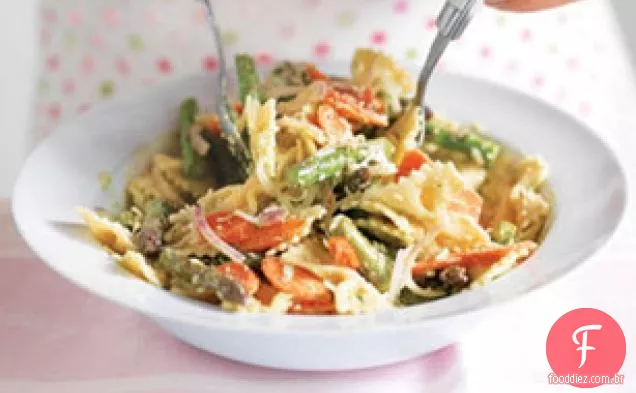 Massas e legumes com molho de coentro