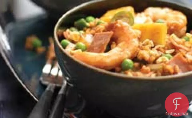 Arroz frito com abacaxi, camarão e presunto