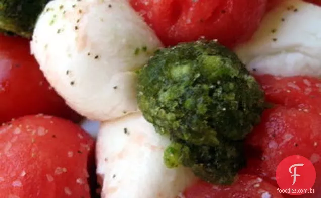 Tomate-melancia Caprese com manjericão Granita