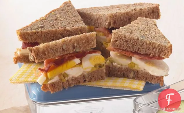 Sanduíche de salada de Bacon e ovo em camadas