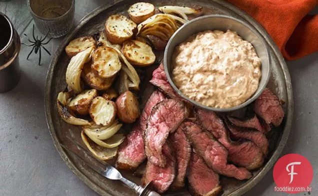 Bife temperado com batatas assadas e cebolas