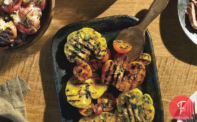 Tomates De Herança Carbonizados Com Ervas Frescas