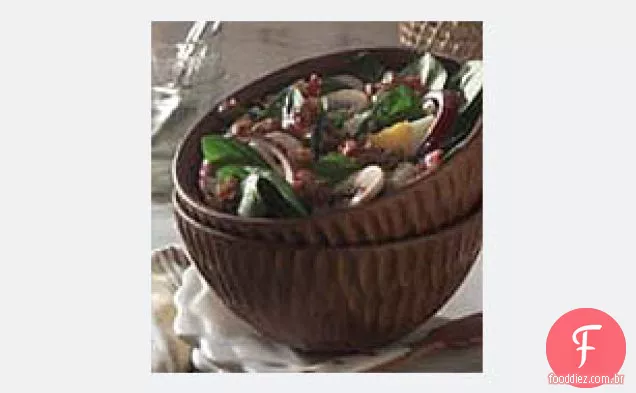 Salada de espinafre com molho de noz balsâmico quente