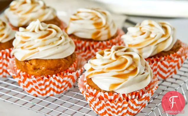Caramelo abóbora Cupcakes com caramelo canela creme queijo geada