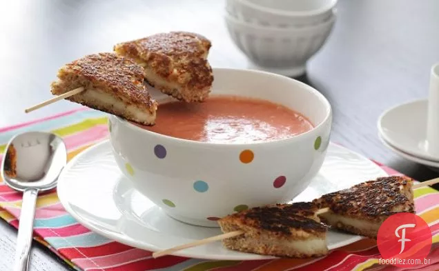 Queijo grelhado Kabobs e sopa de tomate rápida