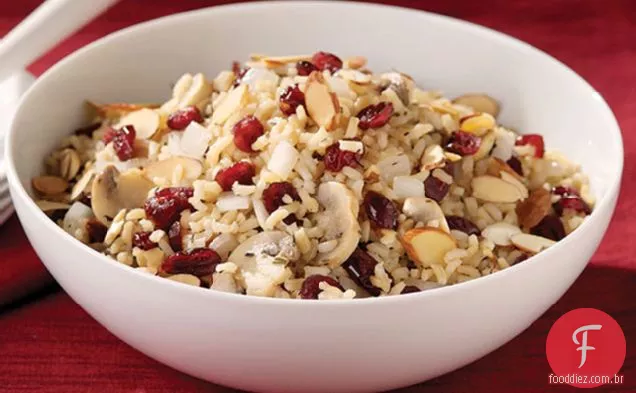 Cranberry, amêndoa e cogumelo arroz Pilaf