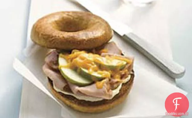 Sanduíche De Bagel De Presunto E Maçã