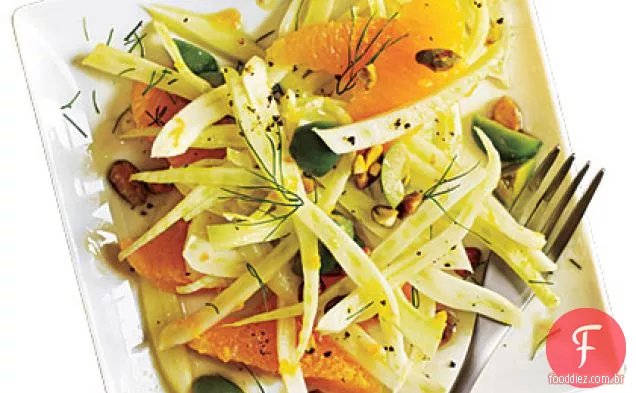 Salada de erva-doce raspada com laranja, azeitonas verdes e pistache