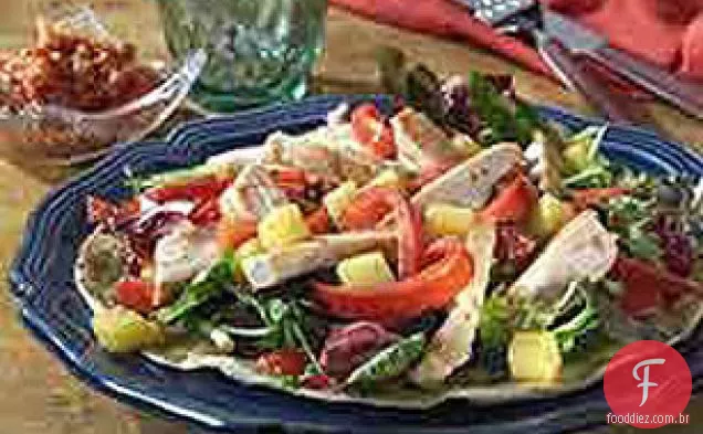 Salada de frango grelhado em tortilhas crocantes