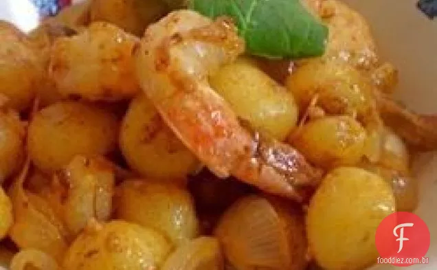 Camarão açafrão cremoso com nhoque e cebola caramelizada