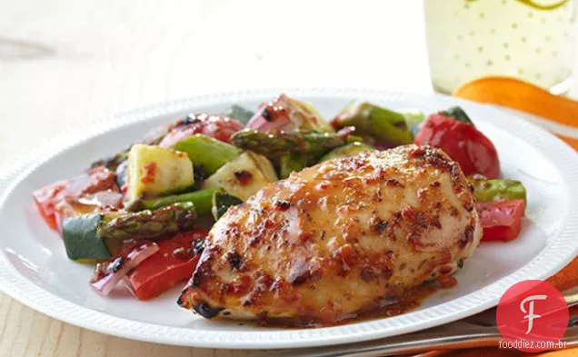 Frango grelhado com legumes salgados de Verão