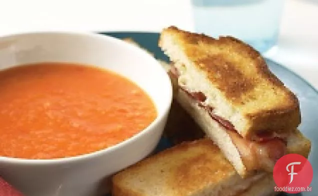 Sopa De Tomate Com Toasties De Queijo E Bacon