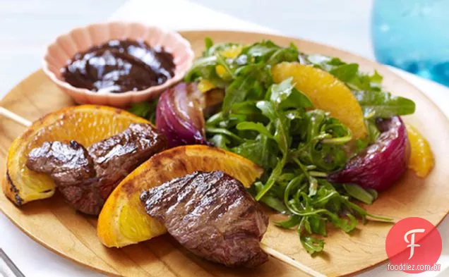 Cabobs De Cordeiro Temperados E Salada De Laranja, Cebola E Rúcula