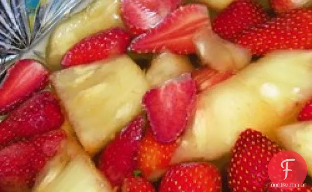Salada de frutas de limão em um molde