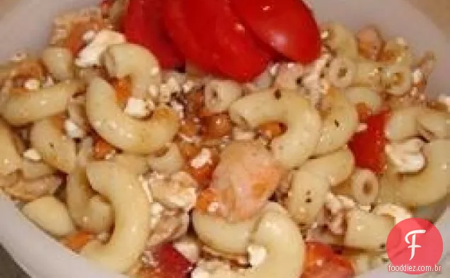 Salada de macarrão de verão com queijo feta e camarão
