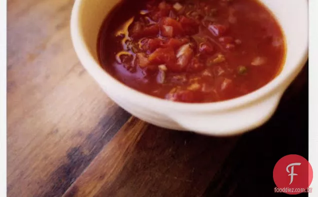 Sopa De Tomate Com Cebola Roxa E Coentro