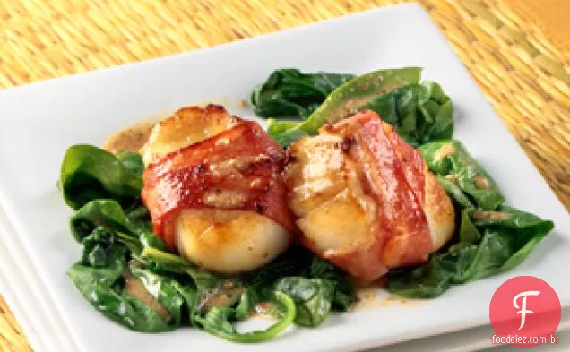 Vieiras embrulhadas em bacon de peru com espinafre murcho