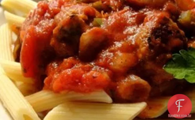 Molho de macarrão com linguiça italiana