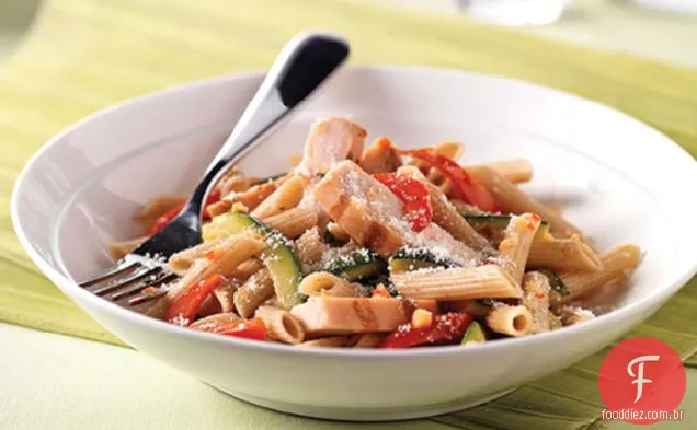 Frango italiano picante com macarrão e legumes