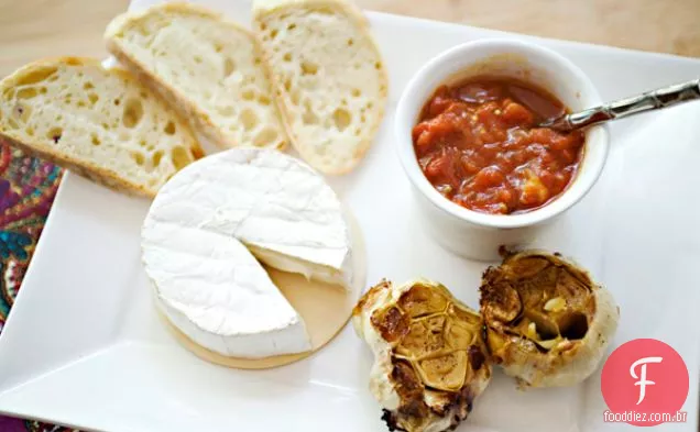 Brie, Alho Assado E Chutney De Tomate