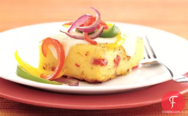 Quadrados de polenta de tomate secos ao sol cobertos com três pimentas