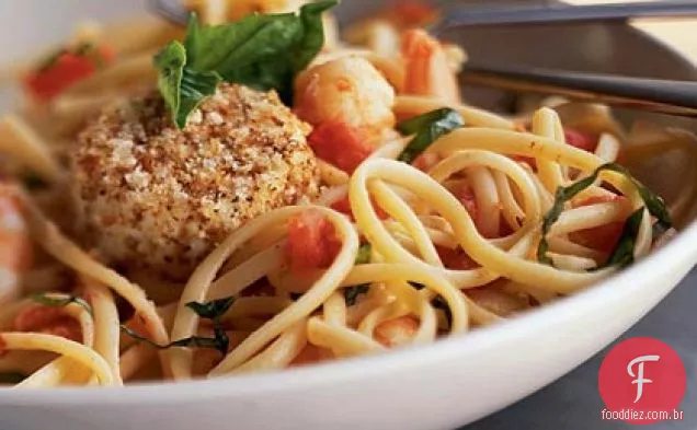 Linguine de camarão, tomate e manjericão com rodelas quentes de queijo de cabra