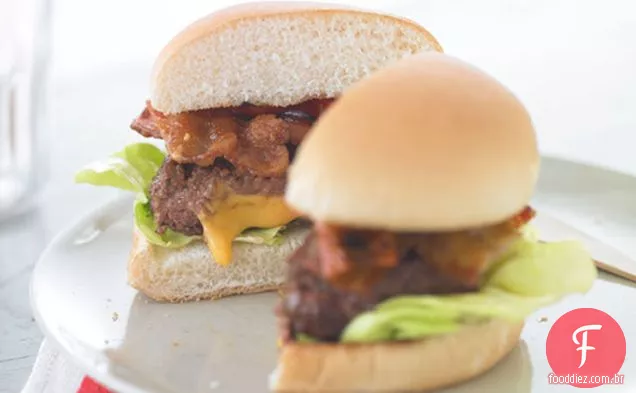 Hambúrgueres recheados com queijo com Bacon