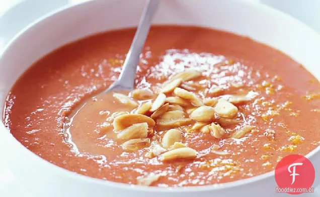 Sopa cremosa de tomate com amêndoas torradas