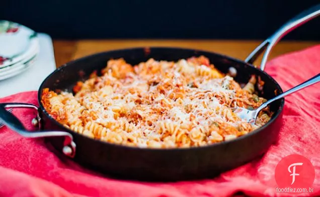 Frigideira De Frango E Macarrão Com Três Queijos