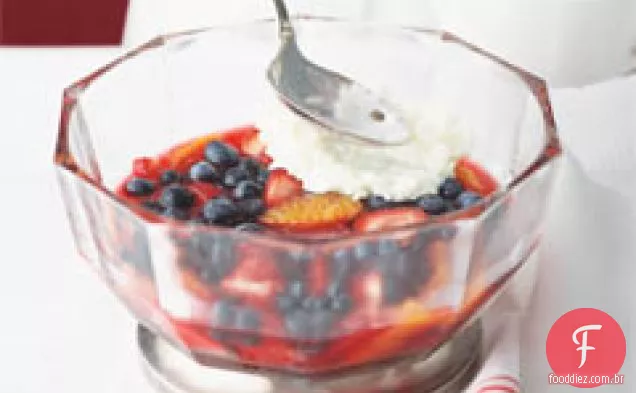 Pudim de arroz cremoso e sobremesa em camadas de frutas