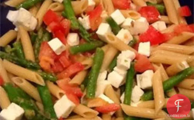 Salada de macarrão Caprese quente com limão, alho e aspargos