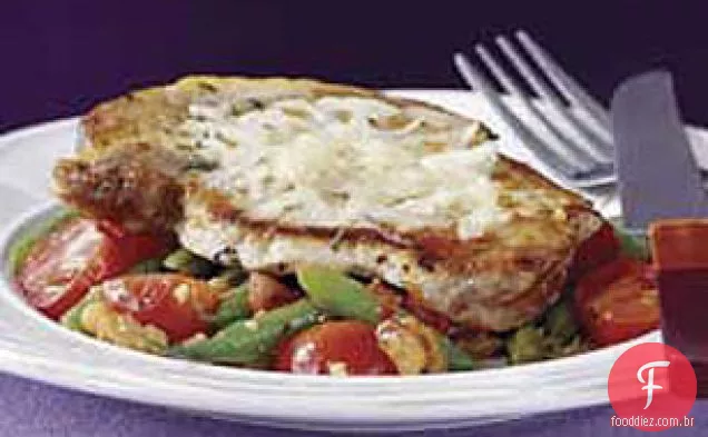 Costeletas de porco com Pan torrado nozes e legumes
