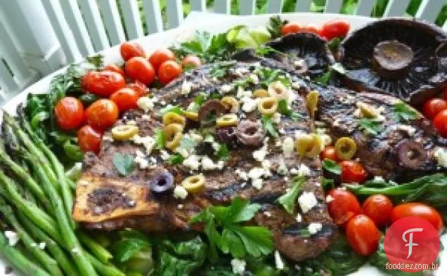 Sherry-bife balsâmico sobre Escarole grelhada, Portobellos e para