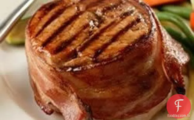 Costeletas De Porco Embrulhadas Em Bacon Com Manteiga Temperada