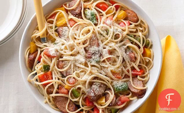 Salsicha de frango, pimentão e tomate com Linguine