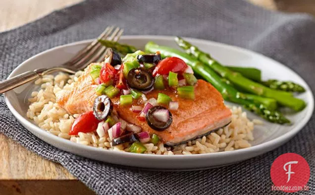 Salmão assado com Salsa De Azeitona Preta