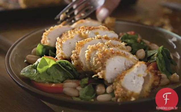 Frango Parmesão italiano com salada de espinafre Toscana